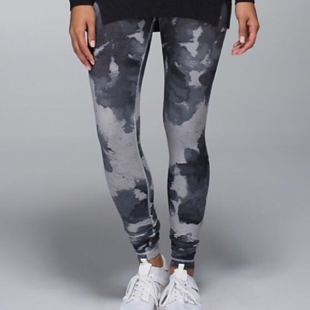 Lululemon Wunder Under, size 8, floral cloud